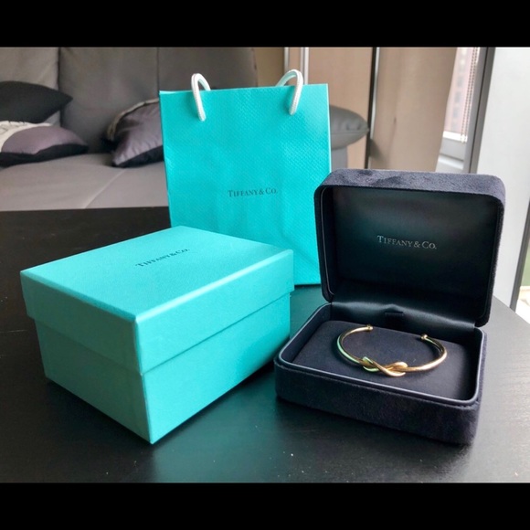 (Last one) TIFFANY 18K Gold Infinity Cuff - Picture 3 of 8